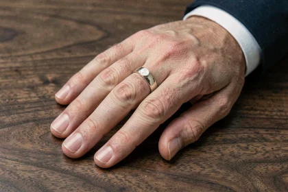 Chevalière homme en or blanc trop serrée au doigt, erreur de taille à éviter