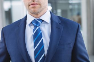 Costume bleu marine : comment bien choisir la cravate qui va avec ?