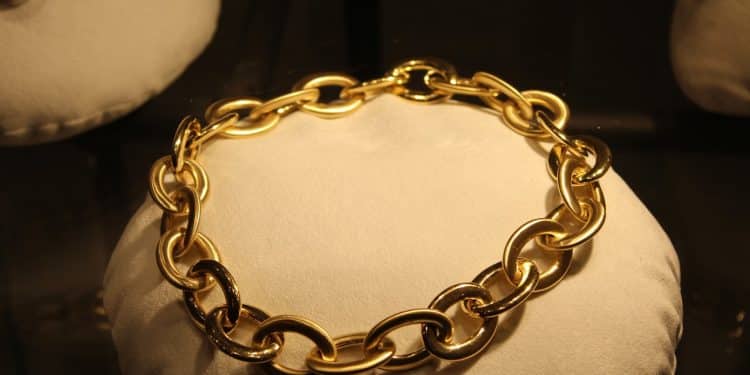 Quelles sont les principales étapes de la confection de bijoux sur mesure pour femmes rondes ?