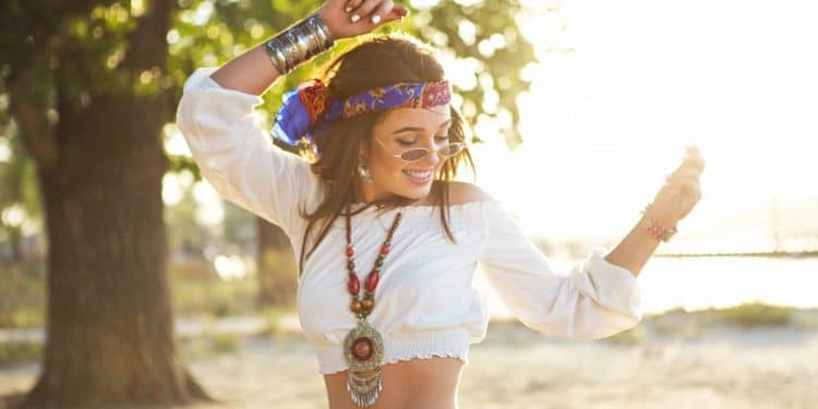 Tendance 70's : l'orange s'invite jusque dans vos bijoux